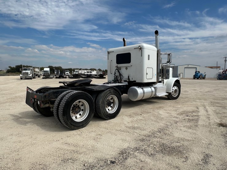 2015-peterbilt-389-image-5
