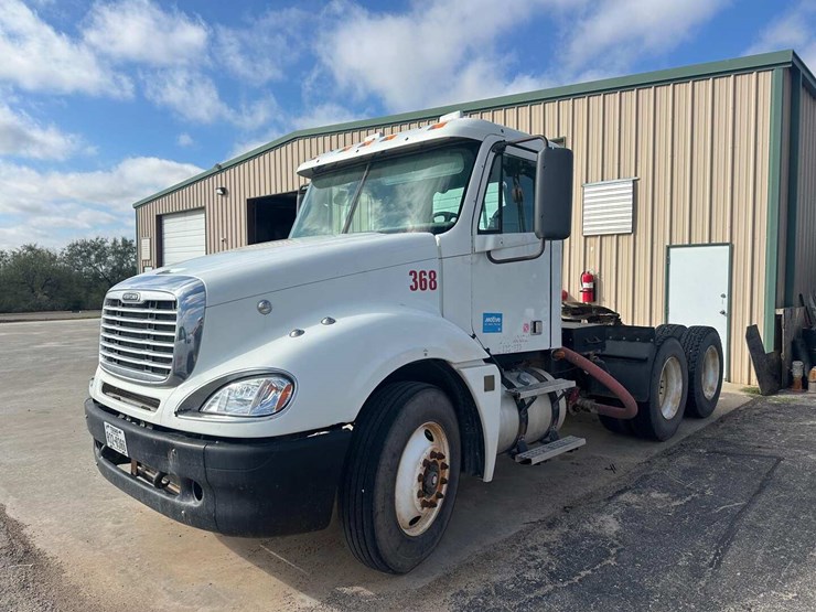 2007-freightliner-columbia-120-image-1