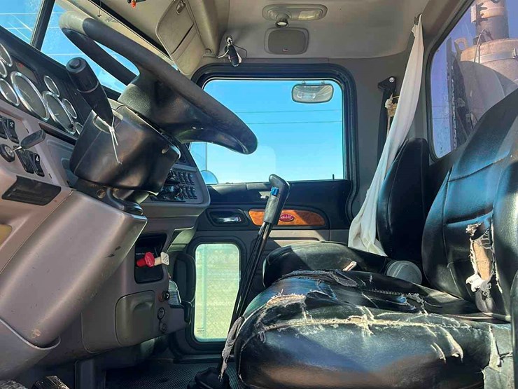 2011-peterbilt-388-image-8