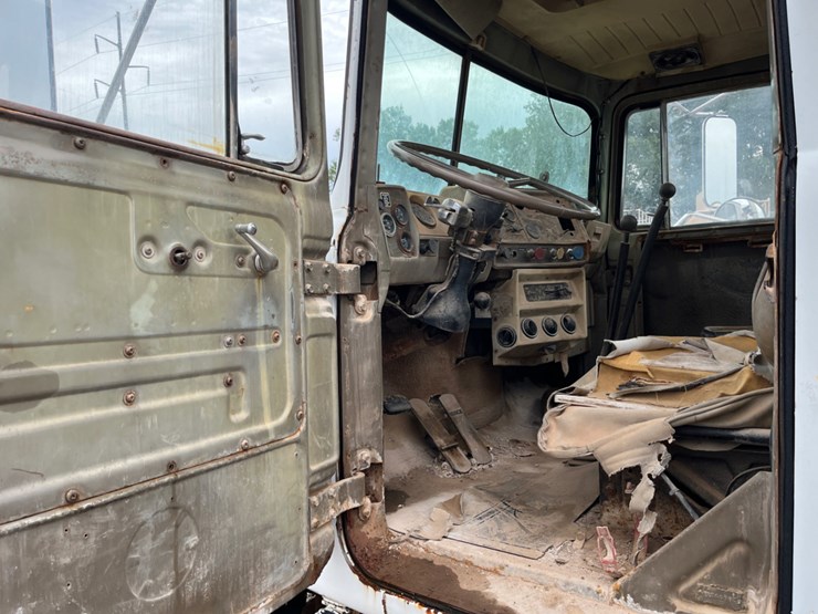 1979-mack-r-model-winch-truck-image-9