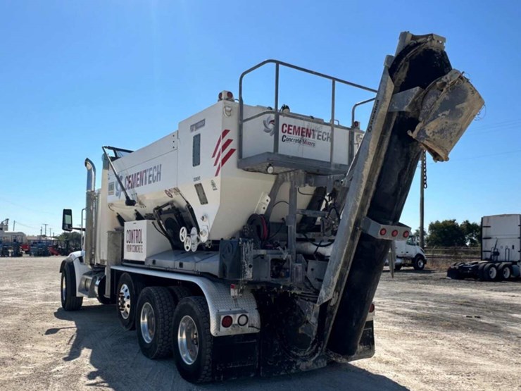 2023-peterbilt-567-image-7