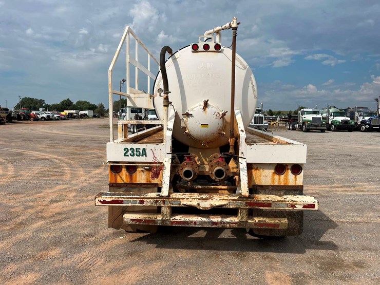 2017-troxel-130-bbl-steel-vacuum-trailer-image-6