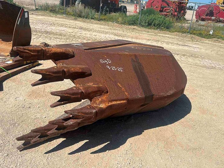 cat-excavator-bucket-image-2