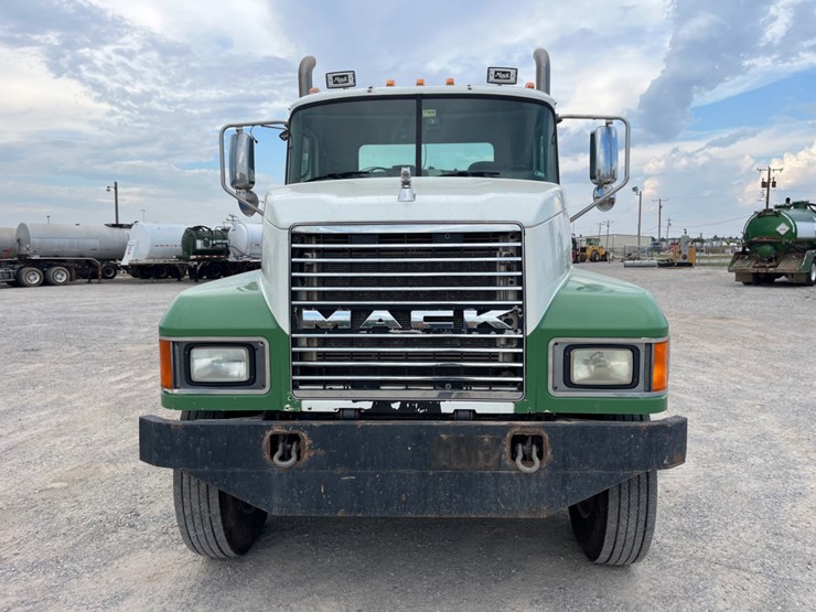 2018-mack-chu613-daycab-image-2