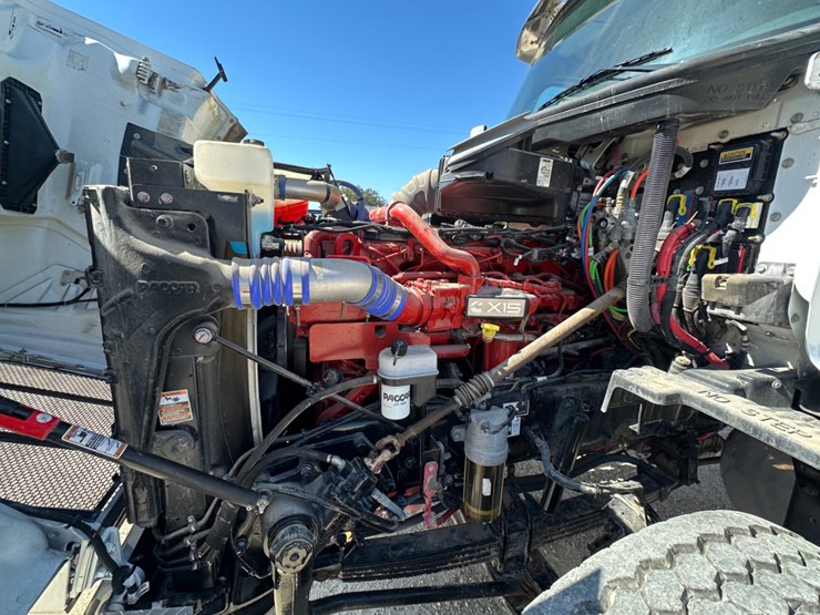 2023-peterbilt-567-image-10