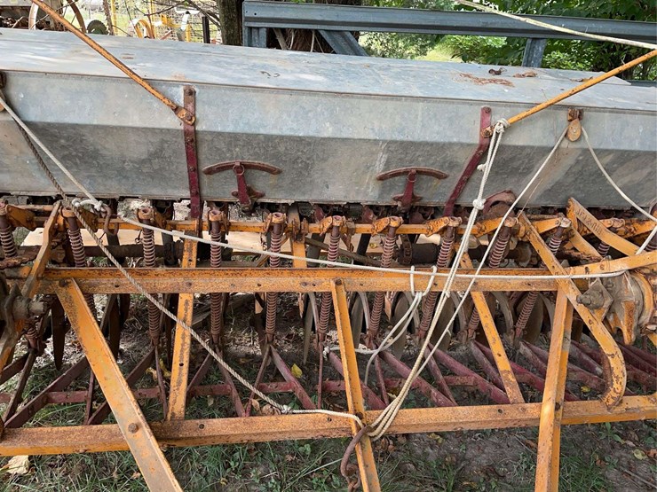 minneapolis-moline-8ft-grain-drill-image-16