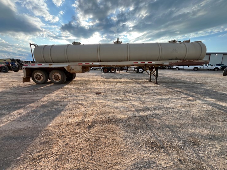 2006-v.e.-enterprises-130-bbl-steel-vacuum-trailer-image-4