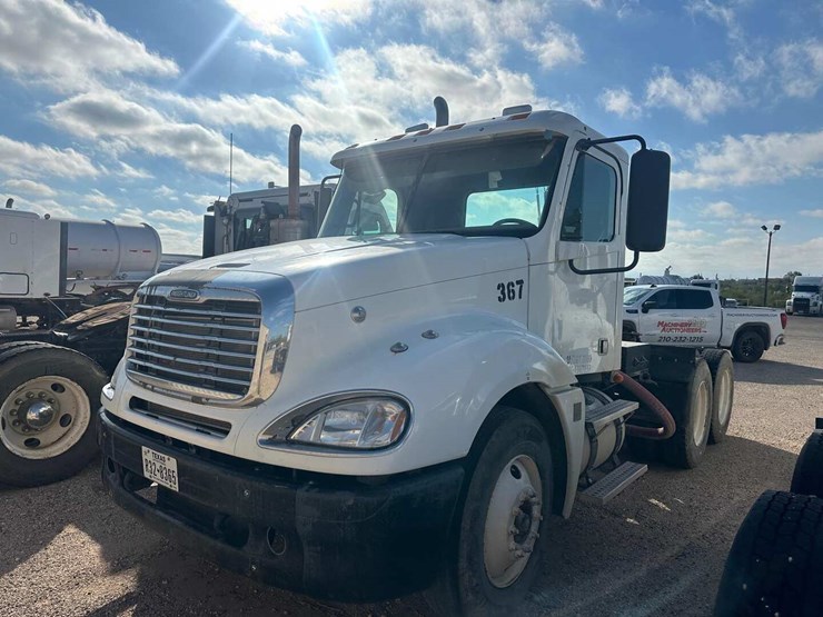 2007-freightliner-columbia-120-image-1