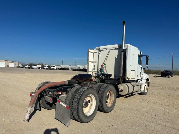 2006-freightliner-columbia-120-image-2