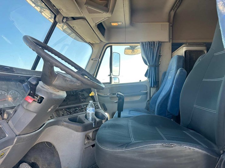 2006-freightliner-columbia-120-image-7