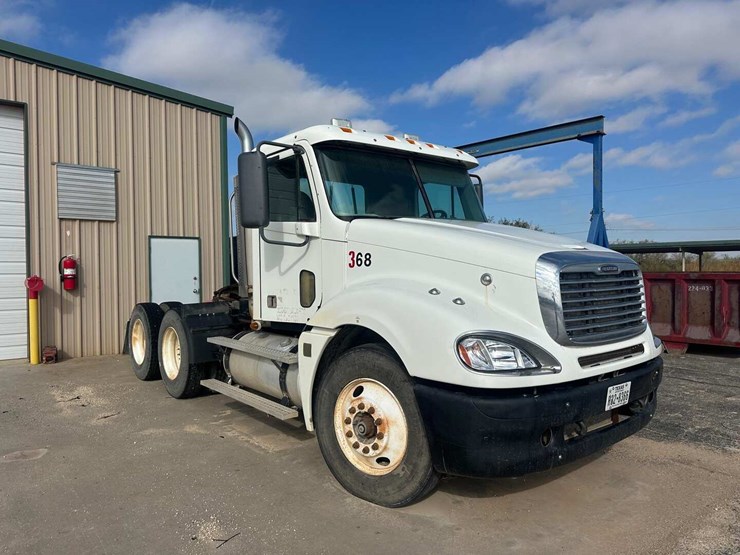 2007-freightliner-columbia-120-image-11