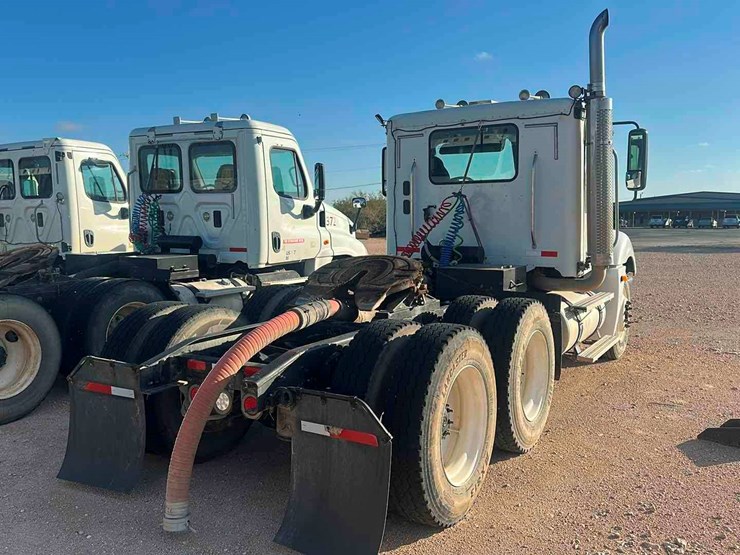 2007-freightliner-columbia-120-image-3