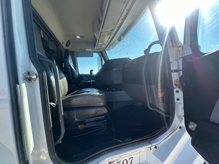 2021-volvo-vn-image-5