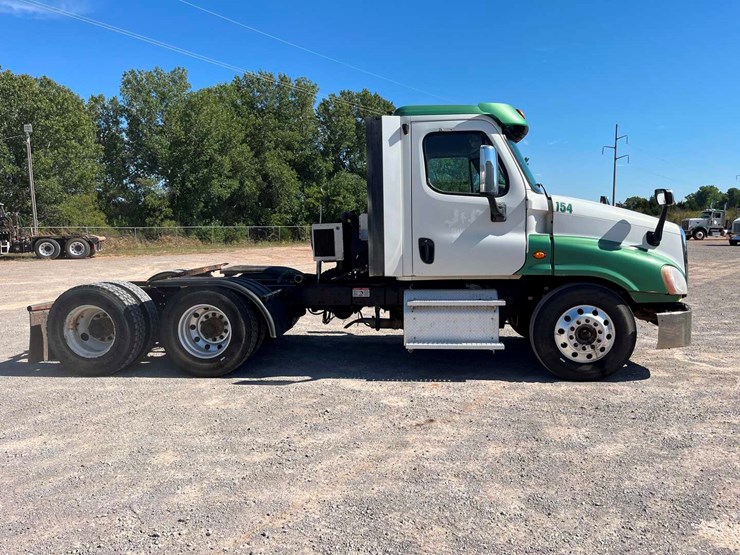 2016-freightliner-cascadia-daycab-image-4
