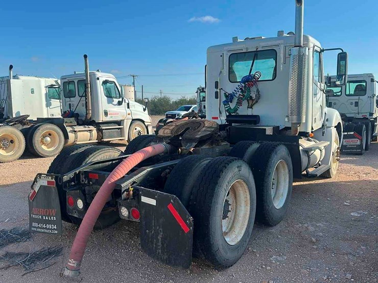 2007-freightliner-columbia-120-image-3