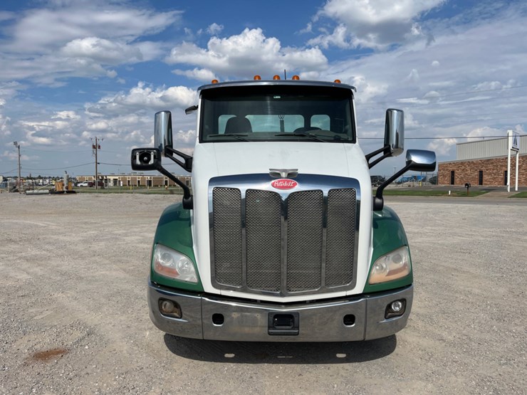 2016-peterbilt-579-image-2