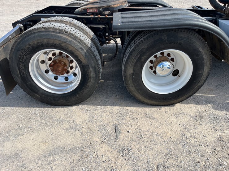 2016-peterbilt-579-image-17