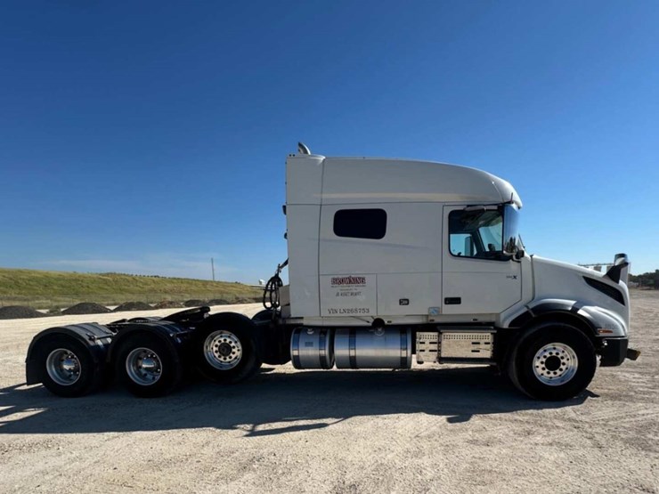 2020-volvo-vn-image-4