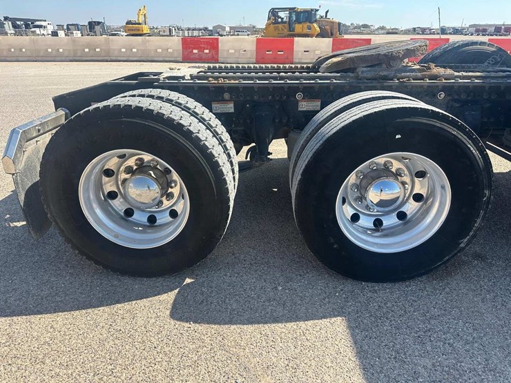 2022-western-star-49x-image-6
