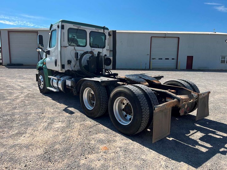 2016-freightliner-cascadia-daycab-image-7