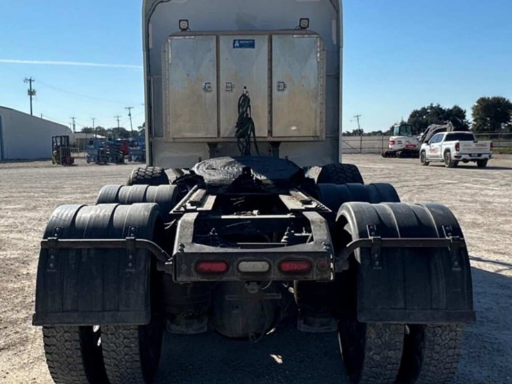 2021-peterbilt-389-image-12