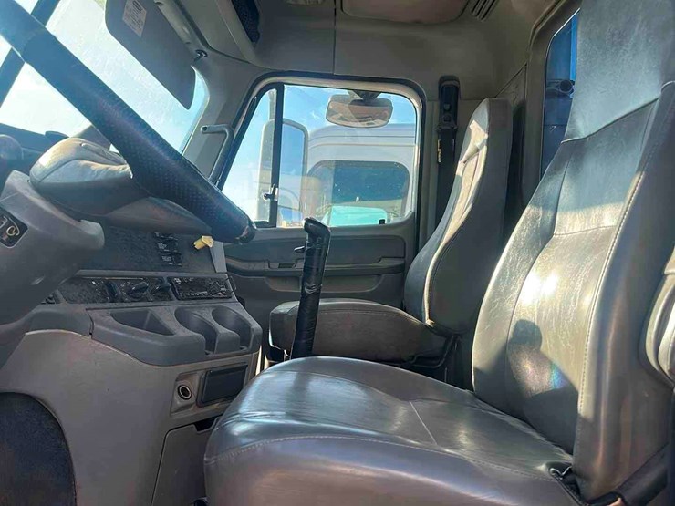 2006-freightliner-columbia-120-image-10