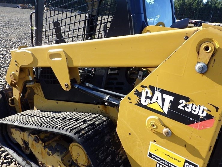 2017-caterpillar-239d-image-12