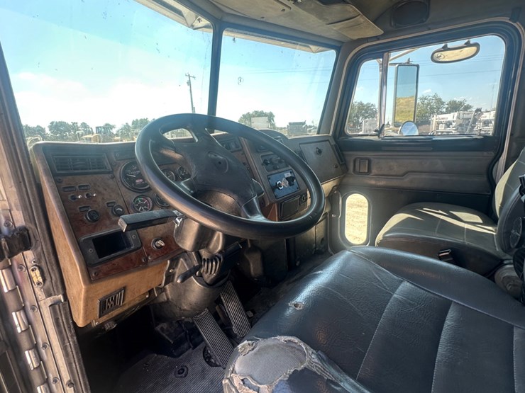 peterbilt-330-image-6