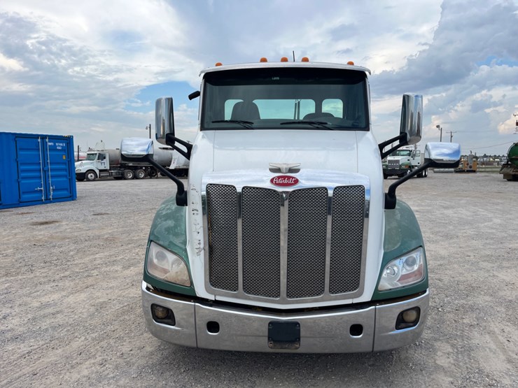 2017-peterbilt-579-image-2
