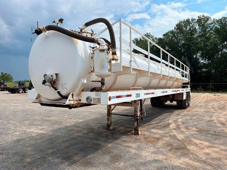 2017-troxel-130-bbl-steel-vacuum-trailer-image-1