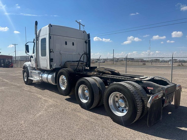 2022-western-star-49x-image-9