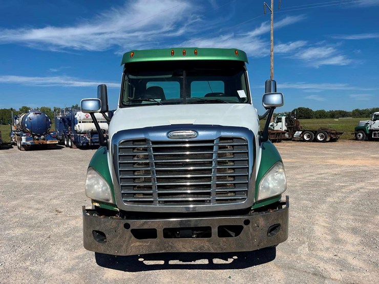 2016-freightliner-cascadia-daycab-image-2