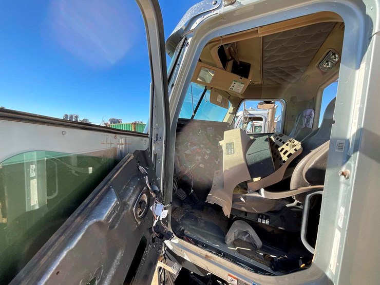 2011-freightliner-cornado-(inoperable)-image-11