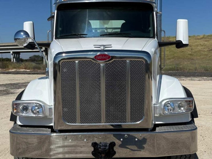2023-peterbilt-567-image-2