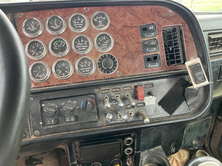 2005-peterbilt-379-image-11