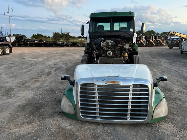 2016-freightliner-cascadia-(inoperable)-image-2