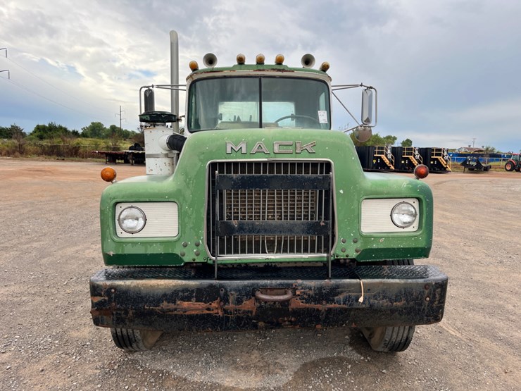 1979-mack-r-model-winch-truck-image-2