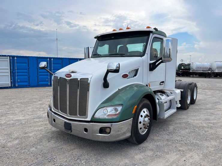 2017-peterbilt-579-image-1