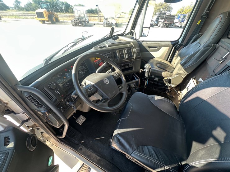 2021-volvo-vn-image-7