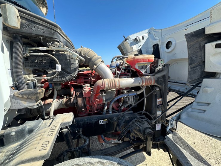 2023-peterbilt-567-image-9