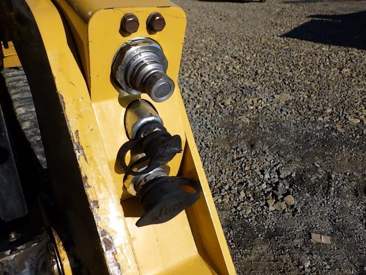 2019-caterpillar-239d3-image-11