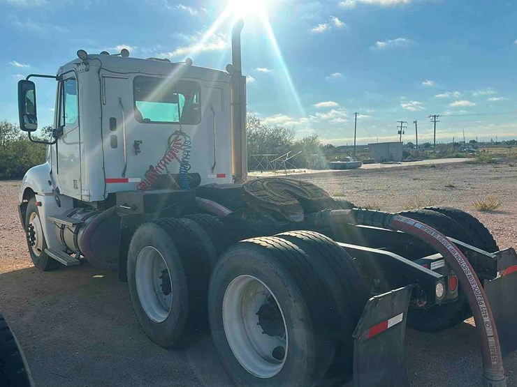 2007-freightliner-columbia-120-image-4
