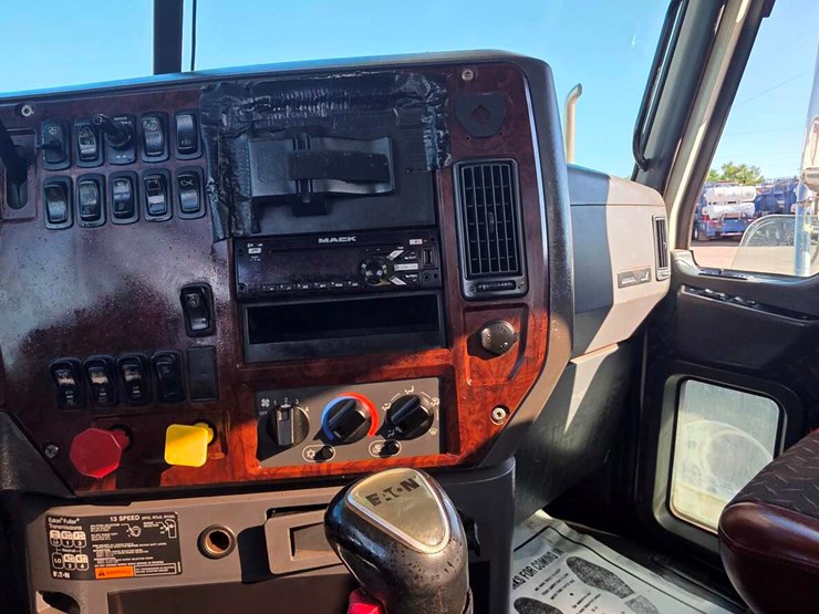 2018-mack-chu613-daycab-image-7