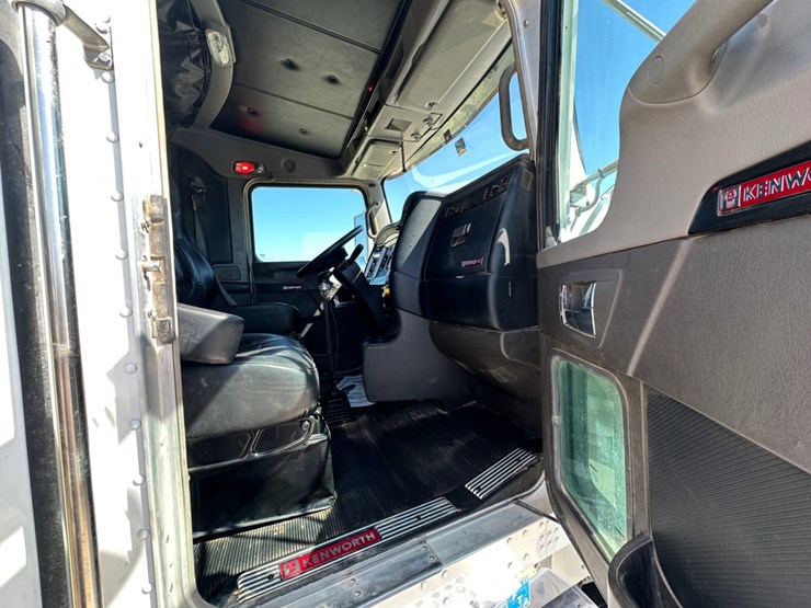 2022-kenworth-w900-image-5