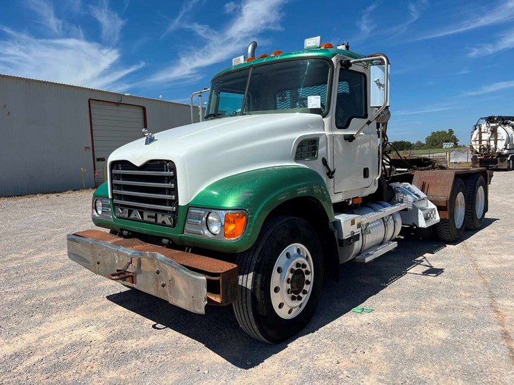 2007-mack-cv713-winch-truck-image-1