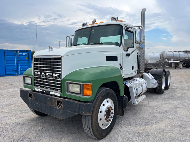 2018-mack-chu613-daycab-image-1
