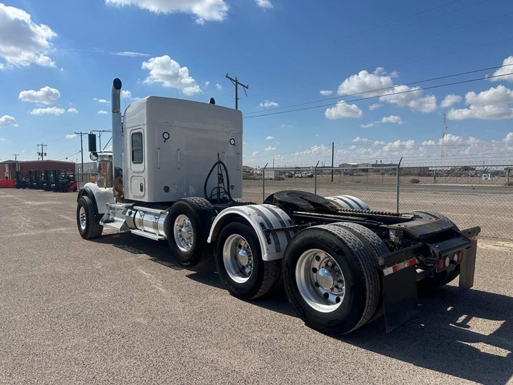 2022-kenworth-w900-image-5