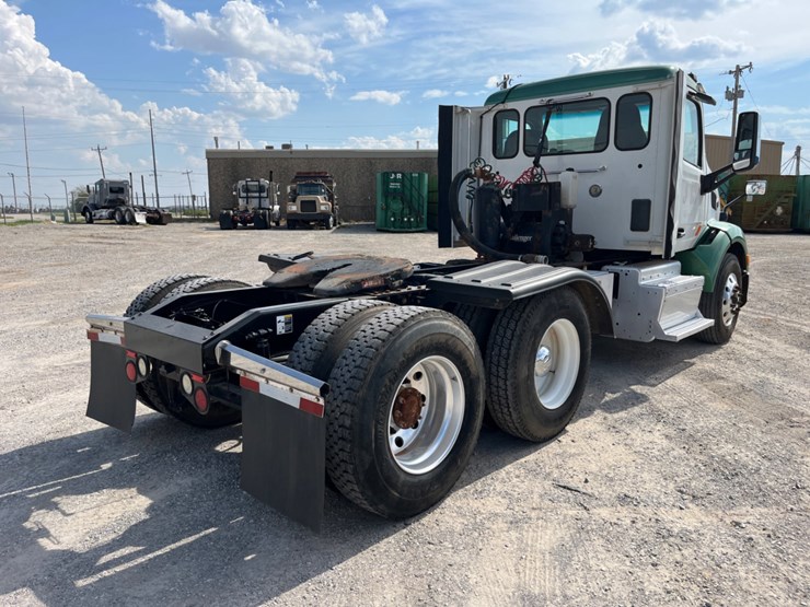 2016-peterbilt-579-image-5