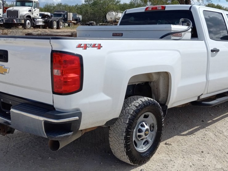 2018-chevrolet-silverado-2500hd-image-4