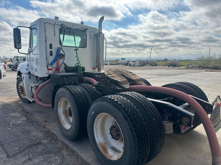 2007-freightliner-columbia-120-image-4